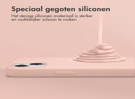 Foto van Accezz liquid silicone backcover met magsafe iphone 15 telefoonhoesje roze 