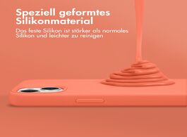 Foto van Accezz liquid silicone backcover met magsafe iphone 15 pro max telefoonhoesje oranje 
