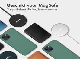 Foto van Accezz liquid silicone backcover met magsafe iphone 15 pro max telefoonhoesje groen 