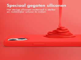 Foto van Accezz liquid silicone backcover met magsafe iphone 15 plus telefoonhoesje rood 