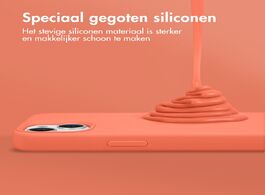 Foto van Accezz liquid silicone backcover met magsafe iphone 15 telefoonhoesje oranje 