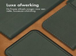 Foto van Accezz premium leather 2 in 1 wallet bookcase iphone 15 telefoonhoesje groen 