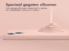 Foto van Accezz liquid silicone backcover google pixel 8 telefoonhoesje roze 