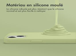 Foto van Accezz liquid silicone backcover google pixel 8 telefoonhoesje groen 