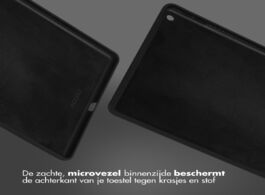 Foto van Accezz liquid silicone backcover ipad 9 2021 10.2 inch 8 2020 7 2019 tablethoesje zwart