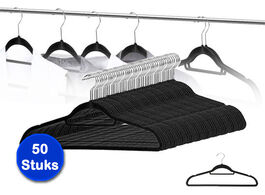 Foto van 50 stevige suede kledinghangers zwarte kleerhangers